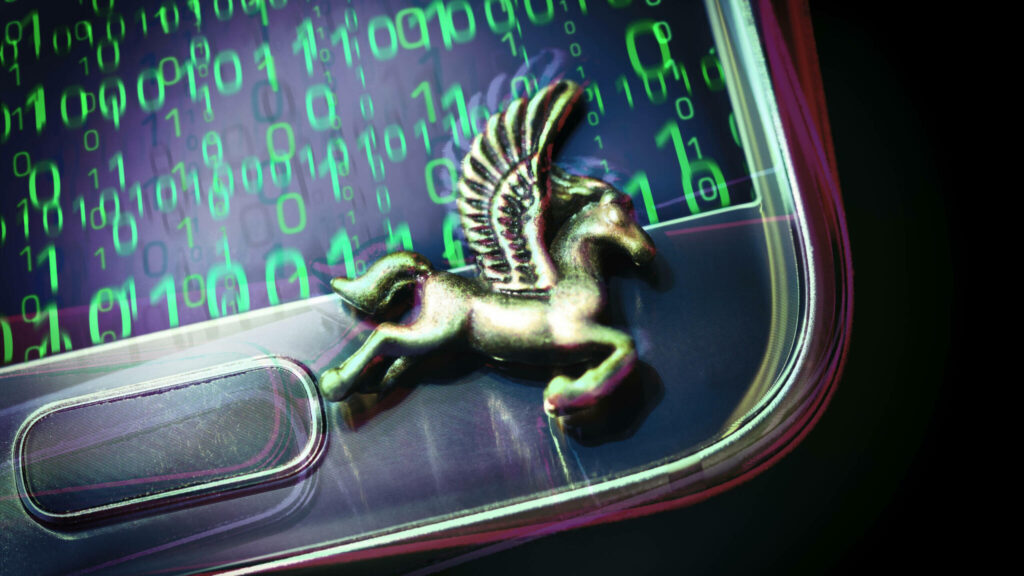 fragment telefonu na którym leży mała figurka Pegaza